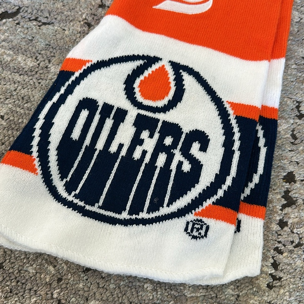 Kids' Edmonton Oilers Winter Set - Picture 3 of 4